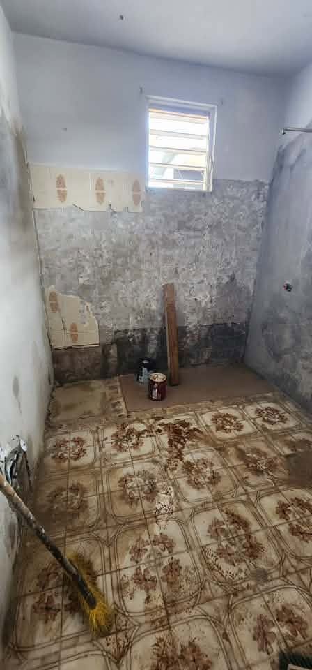 Baño en demolición antes de la remodelación