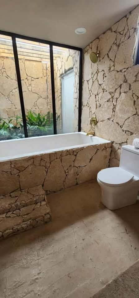 Baño remodelado en piedra después del trabajo